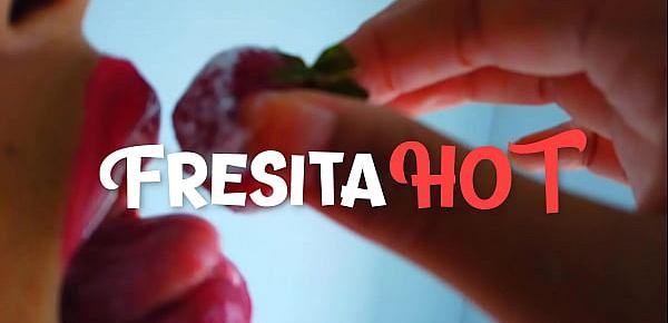  Succhio una fragola come se fosse un gustoso cazzo